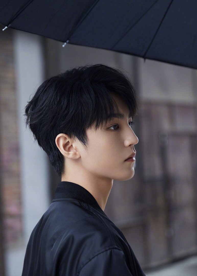 关晓彤现身北电补拍班级毕业照，还有谁是她的同学？