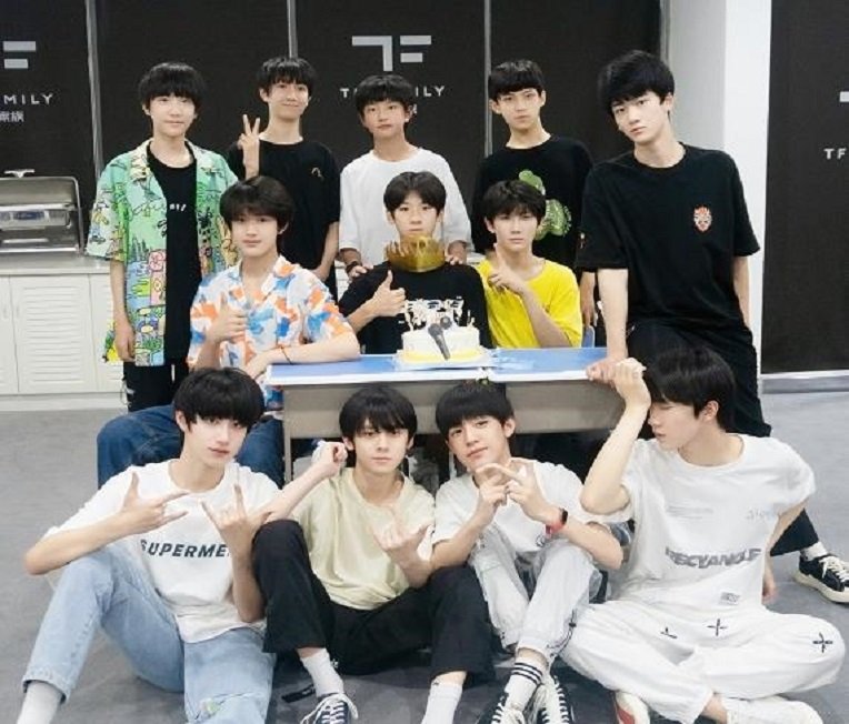 禁止义务教育阶段未成年人参加偶像团组，你赞成这一规定吗？