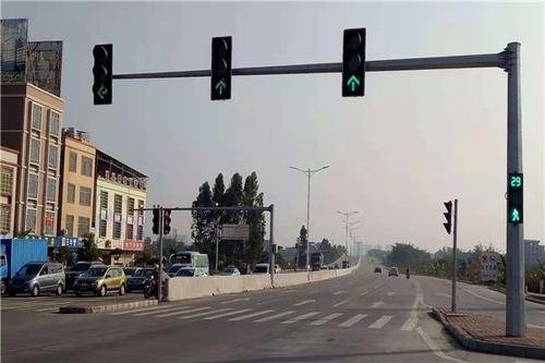 绿灯还剩最后几秒，究竟能不能一口气冲过路口呢？