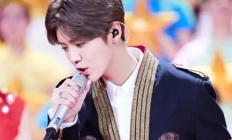 鹿晗穿关晓彤同款卫衣外出，他们的相识源于何处？