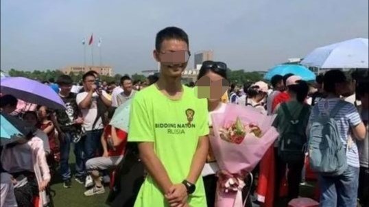 高考后向母亲下跪被质疑是炒作，对此你怎么看？