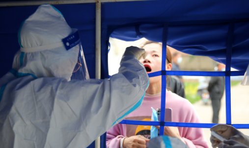 警方通报深圳男子大闹核酸检测现场,给现场的秩序带来哪些影响?