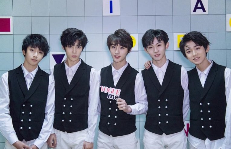 禁止义务教育阶段未成年人参加偶像团组，你赞成这一规定吗？