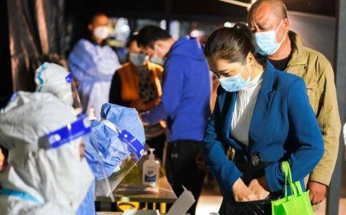 警方通报深圳男子大闹核酸检测现场,给现场的秩序带来哪些影响?