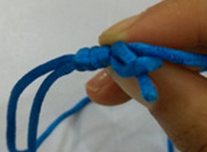 项链上俩边能松能紧的活结怎么打