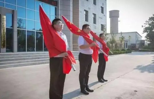 江西吉安一银行将换掉的国旗扔地上引发热议,银行对此事是如何回应的?