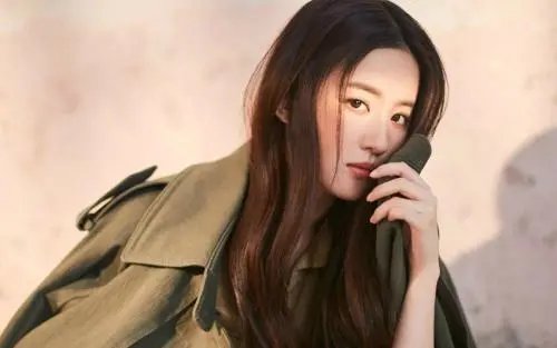 35岁刘亦菲晒居家随性照,全素颜出镜,她的状态如何?