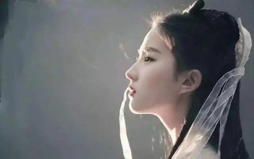 35岁刘亦菲晒居家随性照，全素颜出镜，她的状态如何？