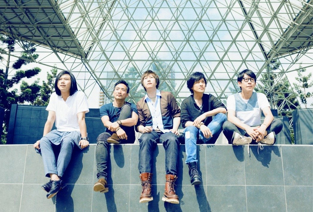 “怎么去拥抱一夏天的风”是哪首歌的歌词啊？