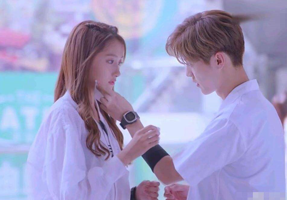 鹿晗关晓彤饭后一起回家，关晓彤疑穿男友衣服，两人太甜蜜？