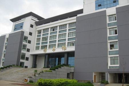 广西大学图书馆不是本校生可以进去么？假期开吗？