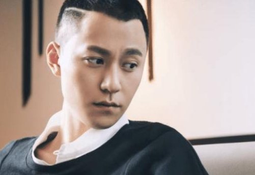 他当众扇亲弟弟,拍戏时一脚将亲儿子踢开,接近七十的他还这么狠,他是谁?