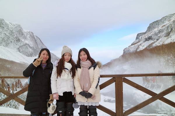 东北大哥卖雪给南方人,如何看待东北第一场雪催生的“雪经济”?