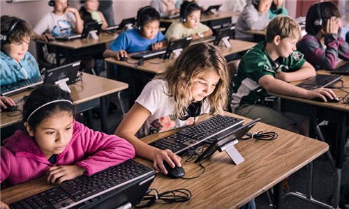 湖南邵阳一学生冲上讲台打伤女老师，你如何看待学生的这一行为？