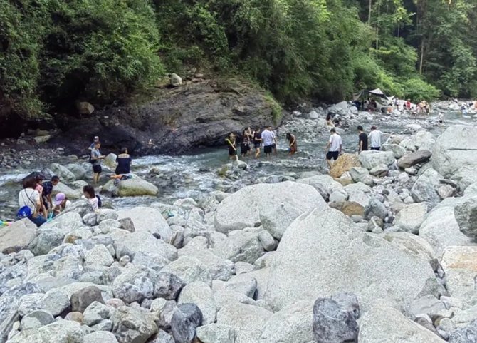 山洪前管理员曾劝游客:给你们跪下了!这次灾难给我们留下哪些教训?