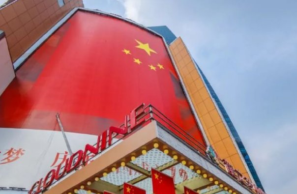 500平米巨幅国旗现身上海街头，你对这一幕有何感触？