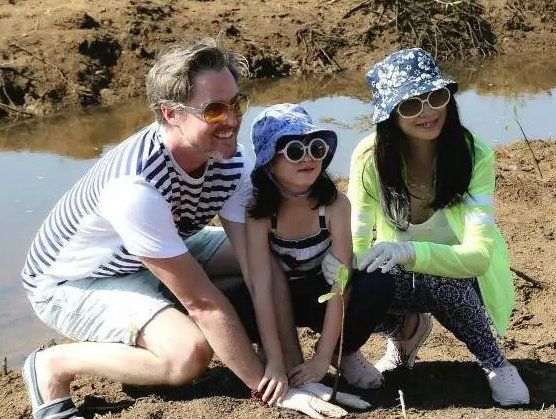 传闻称黄嘉千曾被夏克立家暴,两人之间到底为何离婚呢?