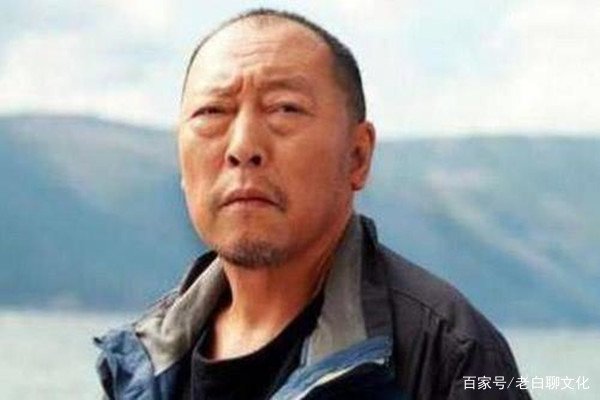 11岁男孩跪守的母亲已去世，父亲挂断电话，11岁的他能独自生活吗？