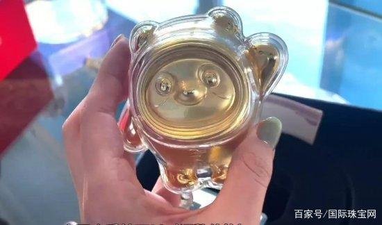 钻石版“冰墩墩”展出，这个冰墩墩全身镶了多少钻？