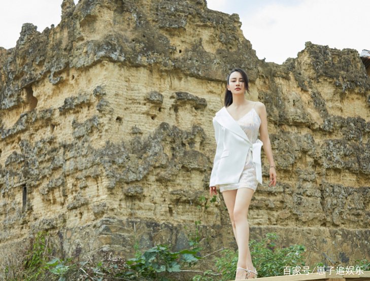 母其弥雅“一边御姐，一边欲姐”，拼接裙率性时尚，你心动了没？