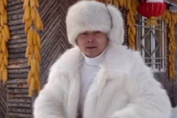 东北大哥卖雪给南方人,如何看待东北第一场雪催生的“雪经济”?