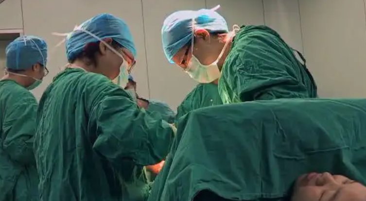 印度医生剖腹产时见胎儿不成熟，然后又缝上了，如何看待这番操作？