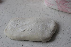 请问馒头松软和酵母的多少有关还是和和面软硬有关为什么蒸出的馒头有特别软有的一般软？