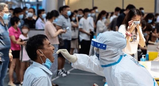 男孩没核酸结果，工作人员不让进站！孩子爸爸是怎么做的？