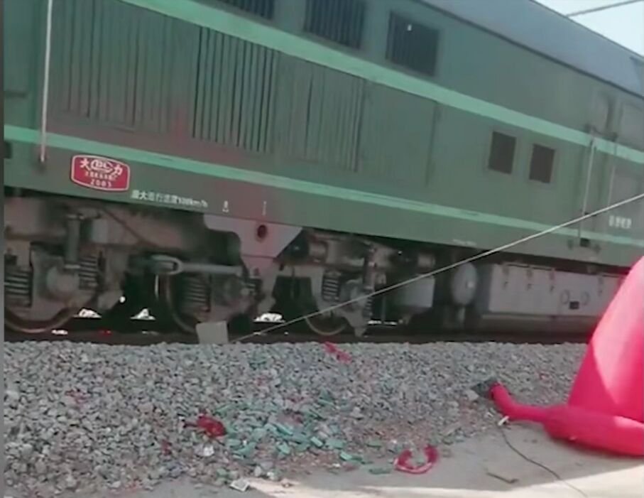 江苏一家人结婚将婚庆气球栓在铁轨上，导致火车被逼停，这些人怎么想的？