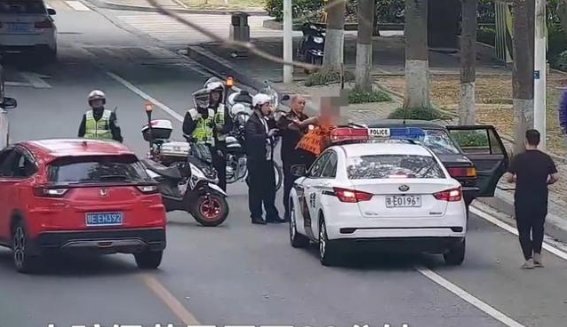 湖南一男子为帮女友还五千网贷，大白天持刀进店抢劫，最终得到了什么处罚？