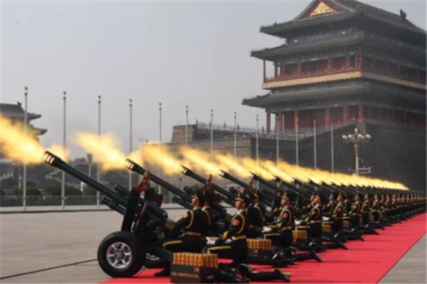 特种兵高空跳伞展开党旗，你如何看待这种“为党庆生”的方式？