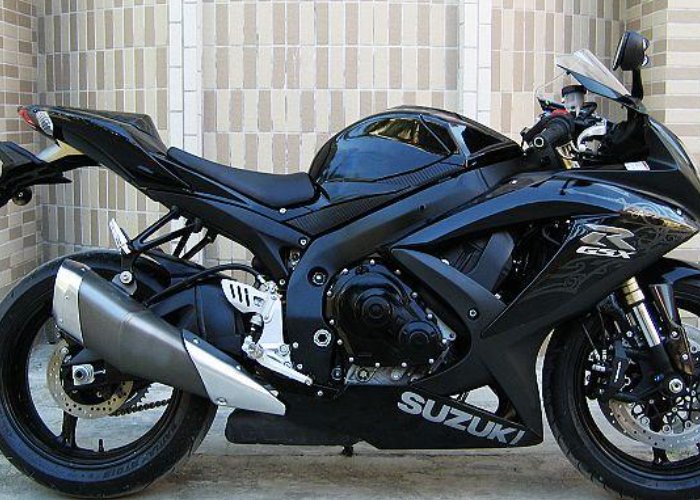 铃木EN125-2A摩托车的发动机性能怎样？有何特点？