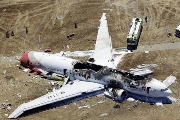 东航失事客机机头是垂直砸向地面吗？