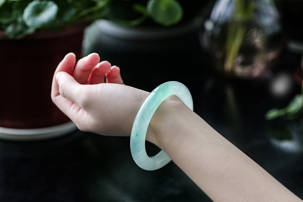 何以致契阔，绕腕双跳脱 什么意思