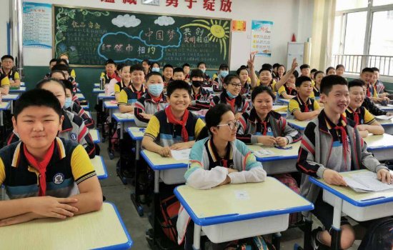 中秋教师节之际，6位老人相约探望101岁老师，他们用行为表达了什么？