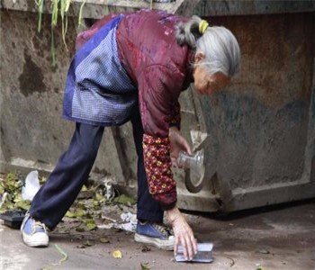 千万账单当废纸卖:拾荒老人见无人看管 拿走当废纸卖 粗心会计和拾荒老人谁的锅?