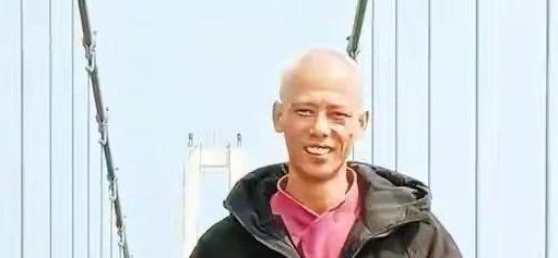 救5人英雄告别式：7岁儿子偷偷抹泪！看到男孩的背影你有何感触？