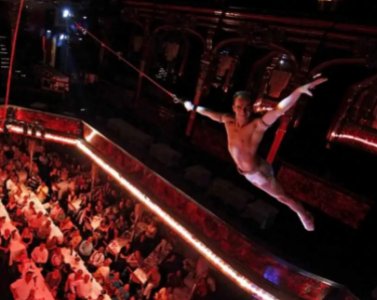 突发意外！俄女子表演空中特技时坠落，导致事故的原因是什么？