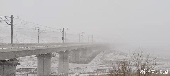 佳木斯火车驶过掀起巨大雪浪，这一幕像极了什么？