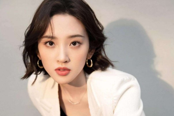 唐艺昕和张若昀饰演的剧都在热播，网友称其悲欢并不相通，是发生了何事？