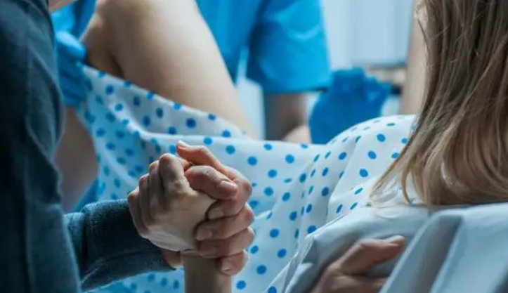 印度医生剖腹产时见胎儿不成熟，然后又缝上了，如何看待这番操作？