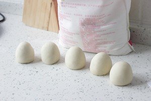 请问馒头松软和酵母的多少有关还是和和面软硬有关为什么蒸出的馒头有特别软有的一般软？