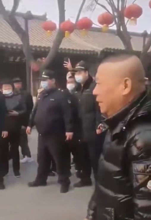 郭德纲排队做核酸被拍，他的衣着打扮有多低调？