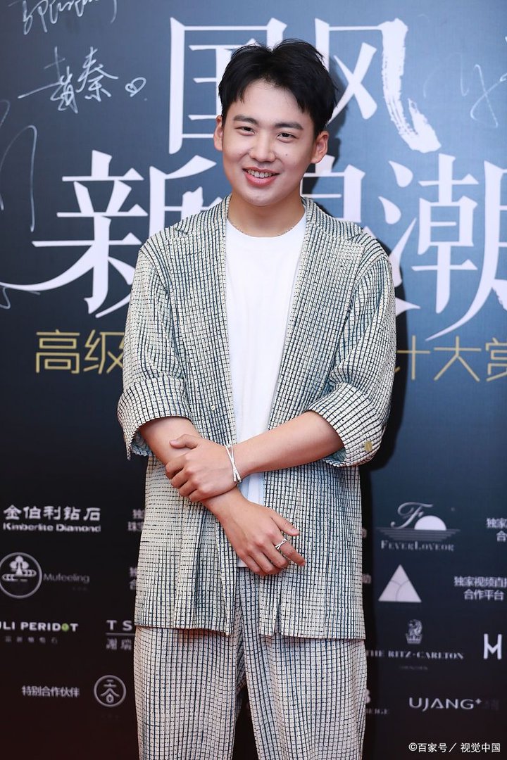 江疏影颁奖现场大胆表白，台下郭麒麟都羞红脸，为何女星都惦记郭麒麟？