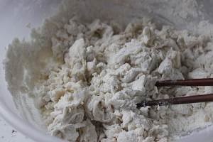 请问馒头松软和酵母的多少有关还是和和面软硬有关为什么蒸出的馒头有特别软有的一般软？