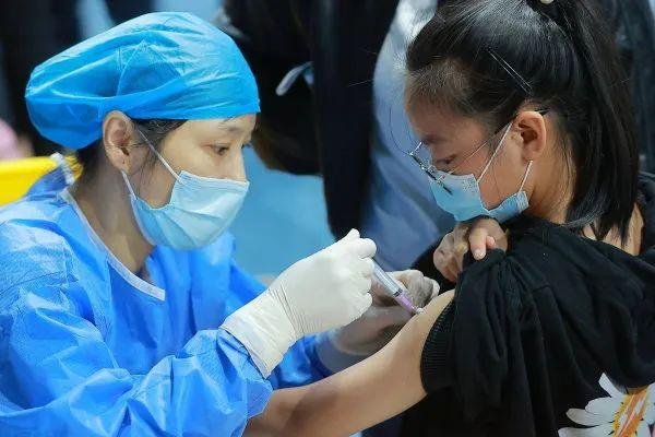 北京海淀一女子向疫苗接种人员索要礼品，女子此举遭到了网友怎样的谴责？