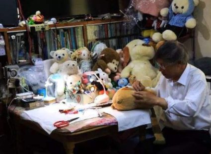 上海一退休老人开娃娃诊所修复上千玩偶，这位老人这么做有什么意义？