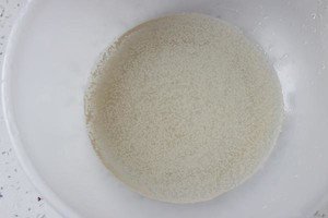 请问馒头松软和酵母的多少有关还是和和面软硬有关为什么蒸出的馒头有特别软有的一般软？