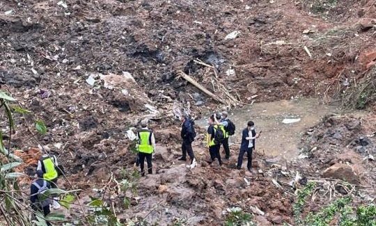 坠机现场看到蝴蝶结和机组工作日志，除此之外还在现场发现了什么？