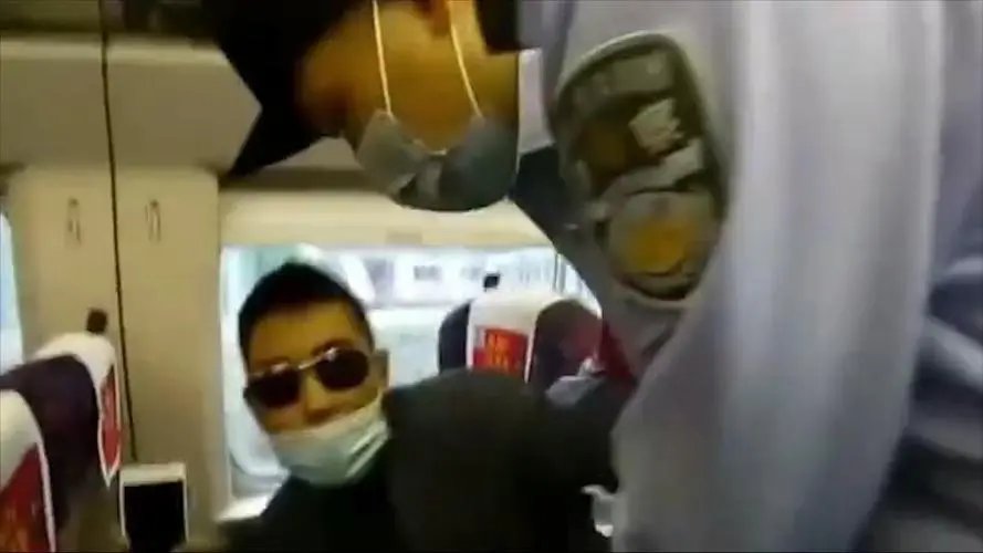 重庆一男子在轻轨上霸座态度嚣张，被打后秒怂，你如何看待男子的做法？